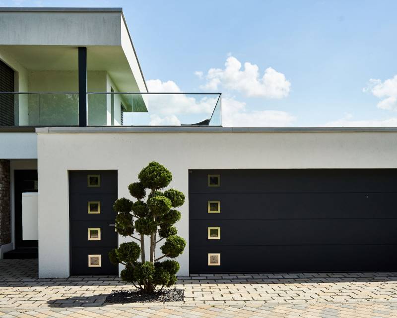 Installation d'une porte de garage coulissante avec motorisation à Toulouse